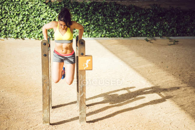 Young Woman working out outdoors — Stock Photo