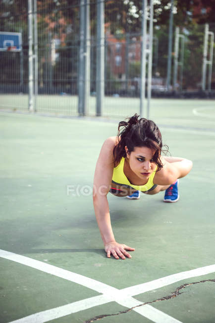 Mujer joven haciendo ejercicio al aire libre - foto de stock