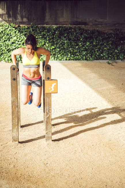 Young Woman working out outdoors — Stock Photo