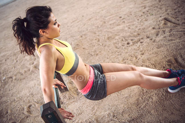 Mujer joven haciendo ejercicio al aire libre - foto de stock