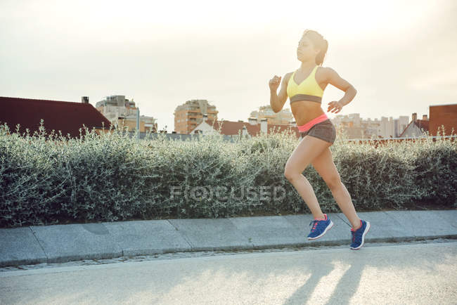 Молода жінка, біг підтюпцем — стокове фото