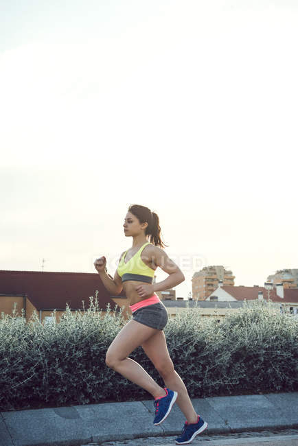 Молодая женщина бег — стоковое фото