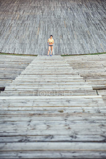 Atleta correndo em escadas de madeira — Fotografia de Stock
