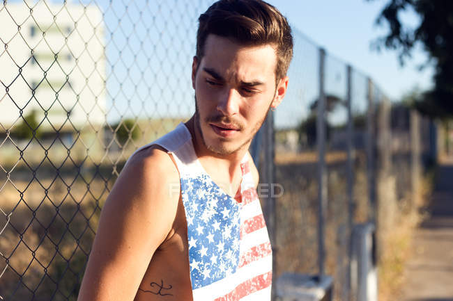 Mann mit amerikanischer Flagge Tank Top — Stockfoto
