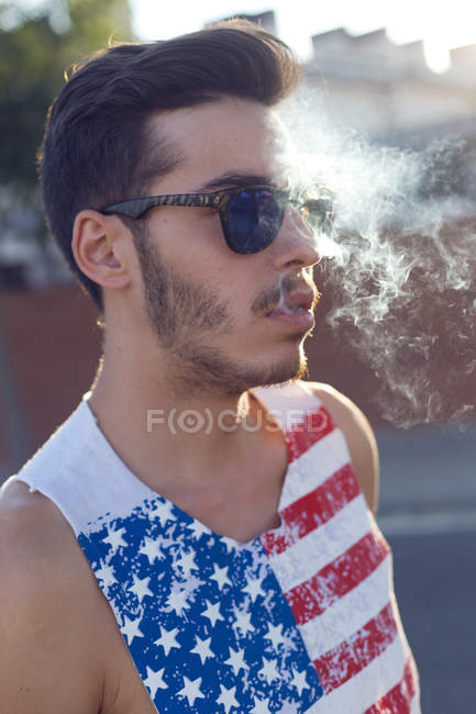 Ragazzo indossando bandiera americana canotta — Foto stock