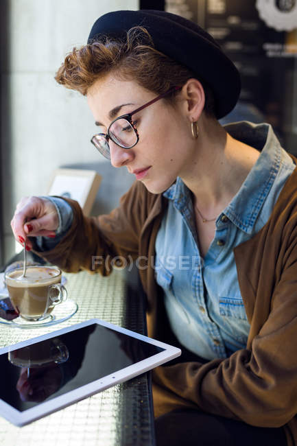 Hermosa joven en la cafetería. - foto de stock