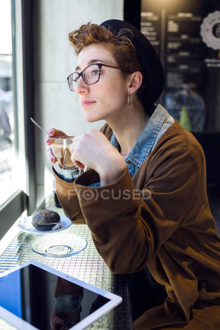 Красива молода жінка в кафе . — стокове фото