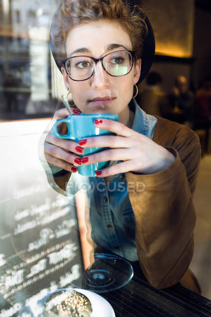 Красива молода жінка в кафе . — стокове фото