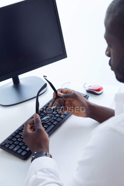 Молодий чоловік працює з комп'ютером — стокове фото