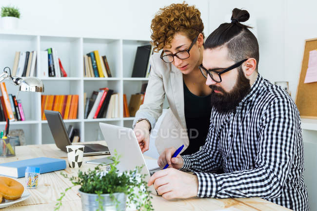 Gente de negocios trabajando en oficina - foto de stock