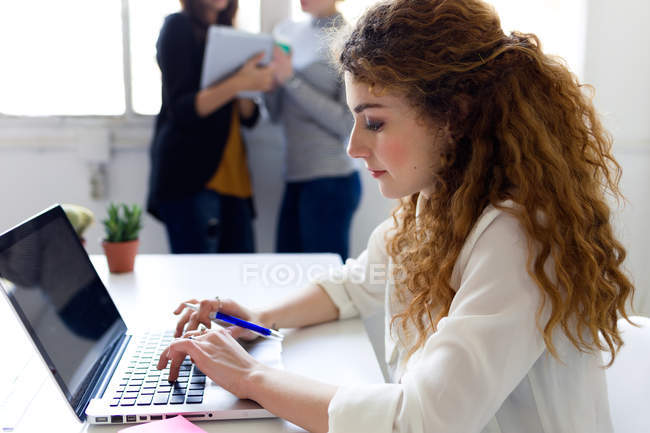 Mujer de negocios trabajando con el ordenador portátil - foto de stock