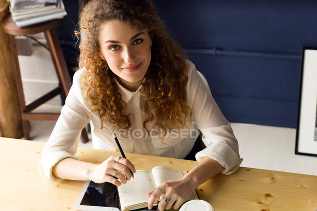 Geschäftsfrau arbeitet im Büro — Stockfoto