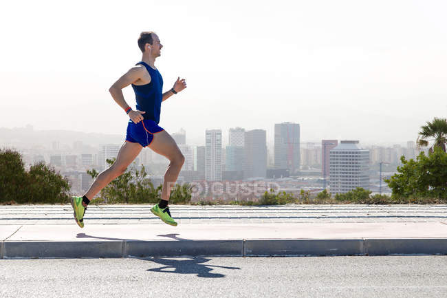 Schöner junger Mann läuft — Stockfoto