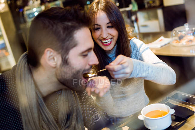 Jeune couple manger au restaurant . — Photo de stock
