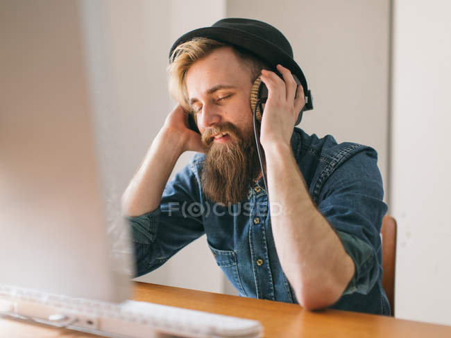 Музыкант, слушающий музыку с наушниками — стоковое фото
