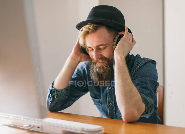 Музикант, слухаючи музику з навушниками — стокове фото