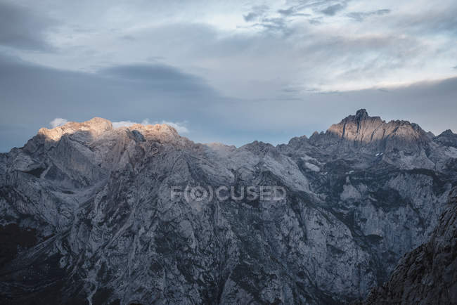 Belle chaîne de montagnes — Photo de stock
