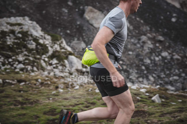 Homem correndo cross country — Fotografia de Stock