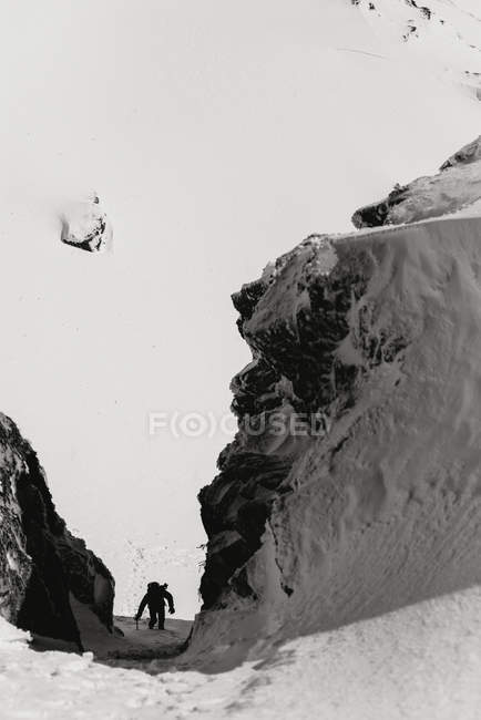 Uomo arrampicata sulla montagna innevata — Foto stock