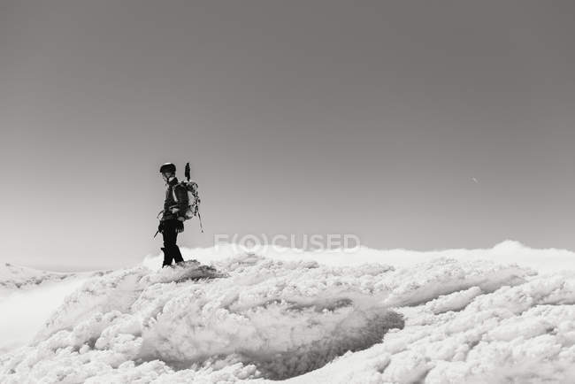Альпинист на вершине снежной горы — стоковое фото