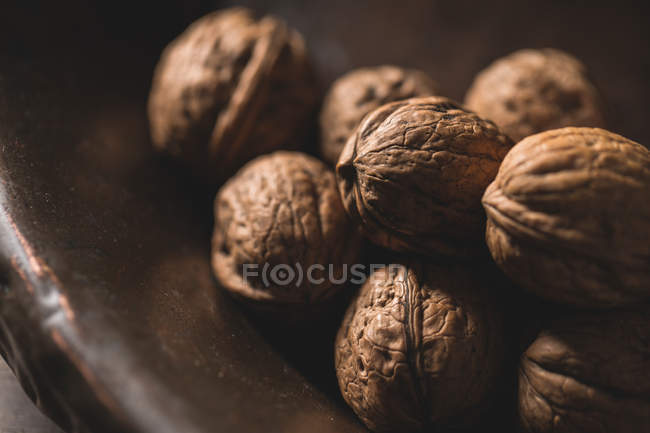 Грецкие орехи в металлической тарелке — стоковое фото