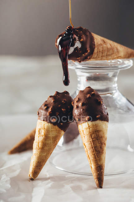 Conos de helado de chocolate - foto de stock