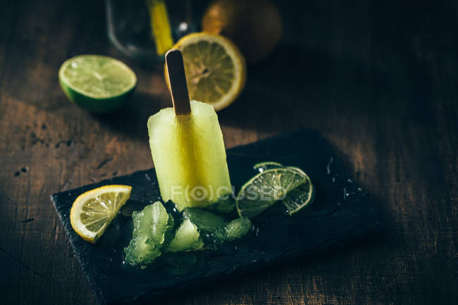 Мороженое с ломтиками лимона — стоковое фото
