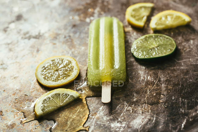 Picolé congelado com fatias de limão — Fotografia de Stock