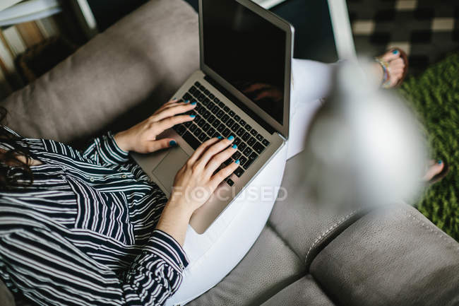 Femme utilisant un ordinateur portable — Photo de stock