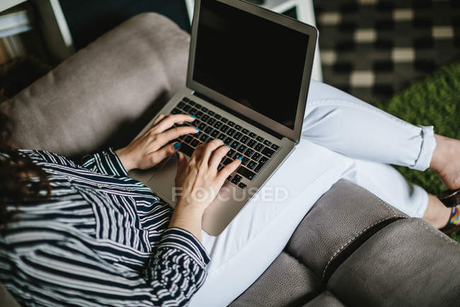 Donna utilizzando il computer portatile — Foto stock