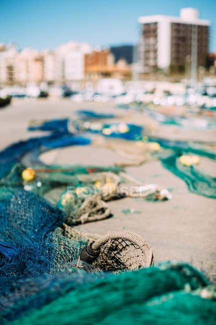 Рыболовные сети на пляже — стоковое фото