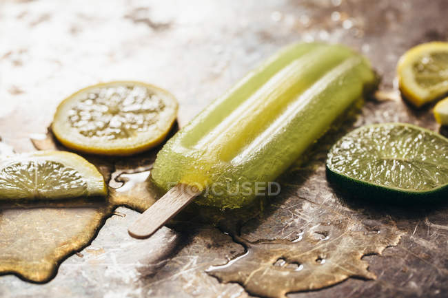 Ghiacciolo congelato con fette di limone — Foto stock