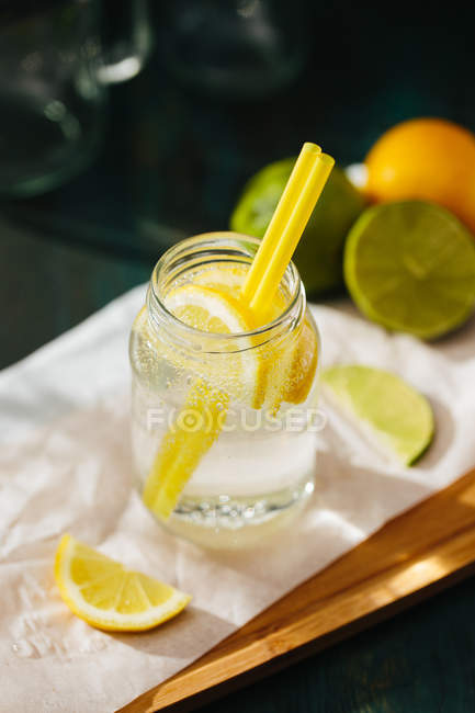 Boisson fraîche maison de désintoxication au citron — Photo de stock