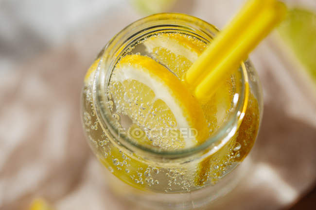 Свежая домашняя лимонная детоксикация — стоковое фото