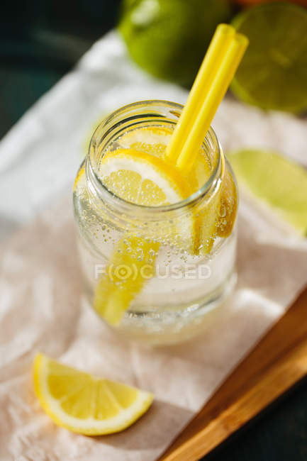 Bebida casera fresca de la desintoxicación del limón - foto de stock
