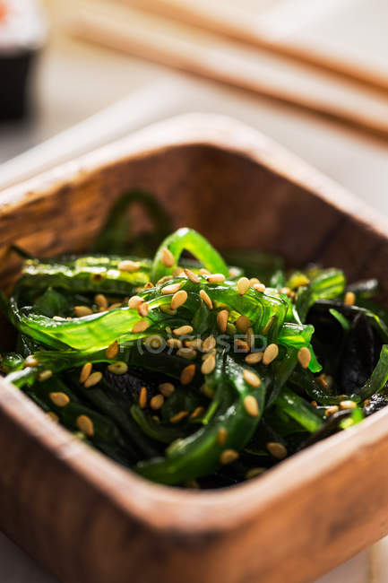Salat mit Algen und Sesam — Stockfoto