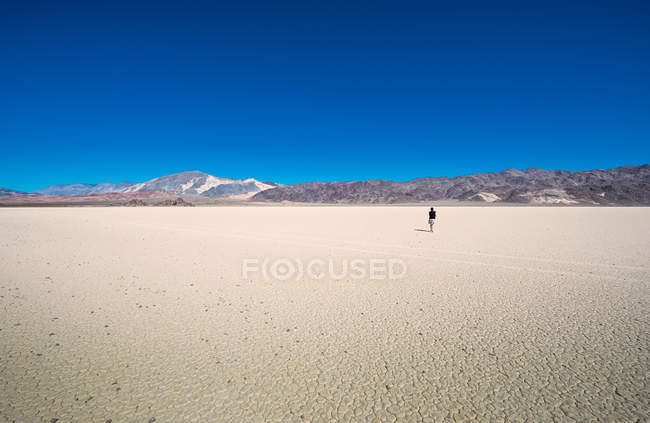Женщина, идущая по Долине Смерти — стоковое фото