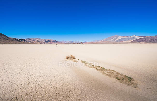 Mulher andando no Vale da Morte — Fotografia de Stock
