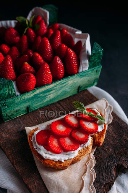 Sandwich con crema y fresas - foto de stock