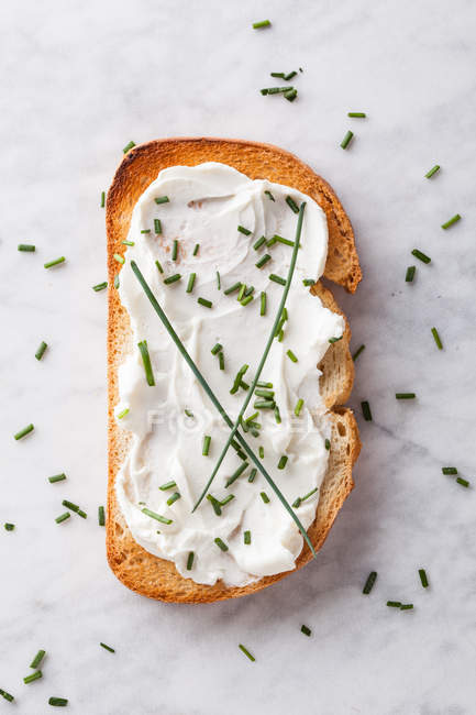 Sandwich con crema y semillas verdes - foto de stock