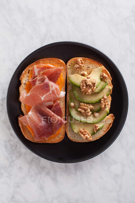 Sandwiches with ham and apple slices — Stock Photo