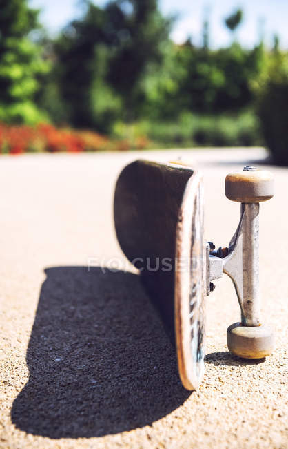 Старий використовується скейтборд — стокове фото