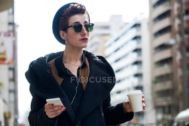 Frau mit Handy und Kaffee. — Stockfoto