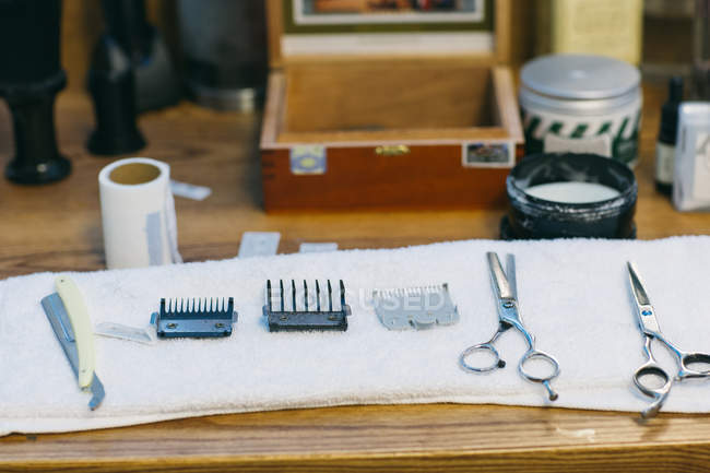 Herramientas de peluquería en barbería - foto de stock