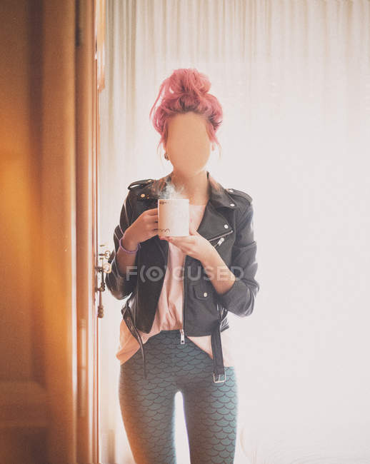 Donna senza volto in posa con coppa — Foto stock
