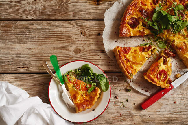 Pizza caseira com tomate e manjericão, vista superior — Fotografia de Stock
