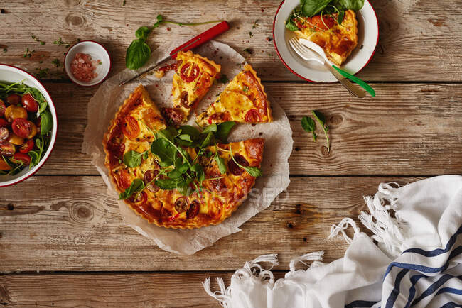 Pizza caseira com tomate e manjericão, vista superior — Fotografia de Stock