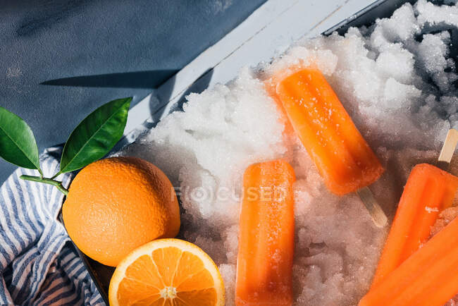 Oranges fraîches et crème glacée dans le plateau — Photo de stock