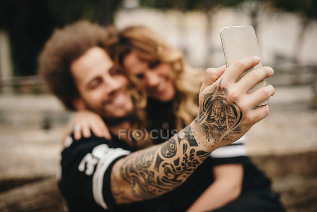 Пара, делающая селфи через смартфон — стоковое фото