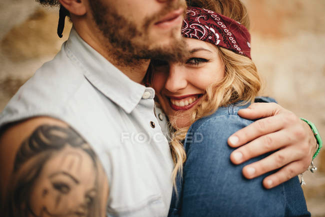Fidanzata in fidanzati abbraccio — Foto stock